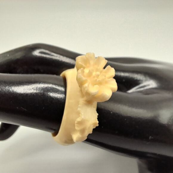 VINTAGE CARVED FLOWER CELLULOID RING US SIZE 8 - Picture 5 of 11